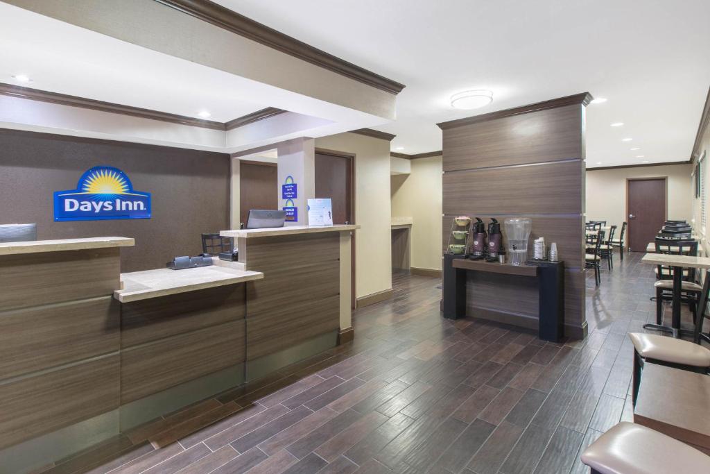 Days Inn & Suites by Wyndham Arlington Near Six Flags photo 2