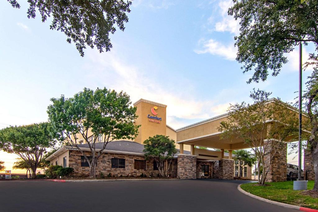 Comfort Suites NW Dallas Near Love Field photo 1
