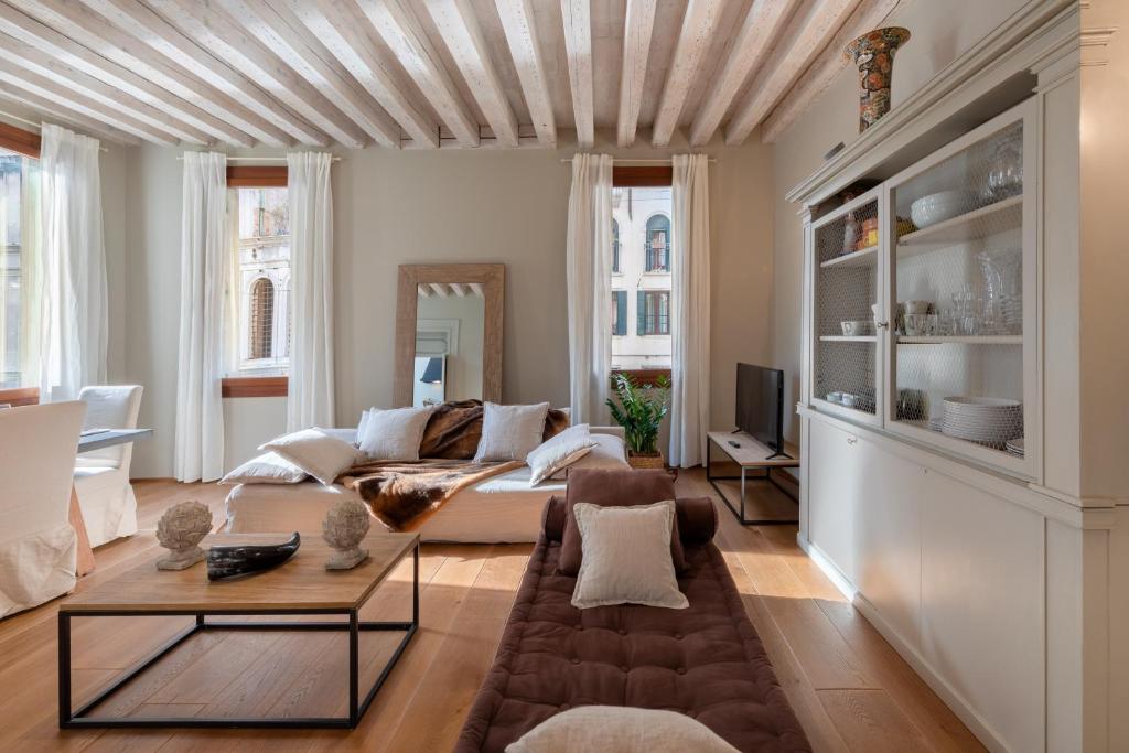 Bridge of Sighs Luxurious Apartment photo 4