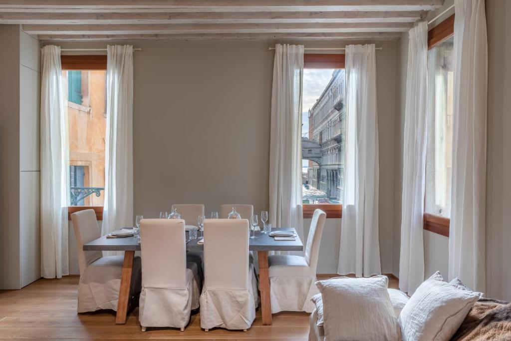Bridge of Sighs Luxurious Apartment photo 3