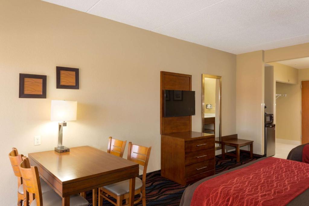 Baymont by Wyndham Bonita Springs photo 1