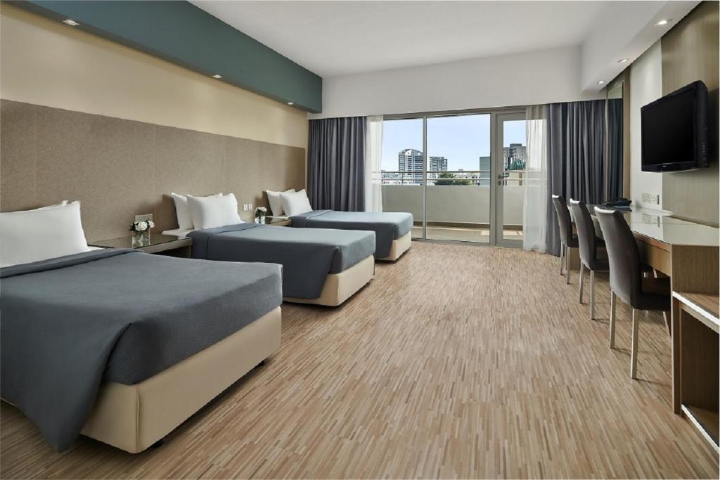 Трехместный (Улучшенный трехместный номер), RELC International Hotel