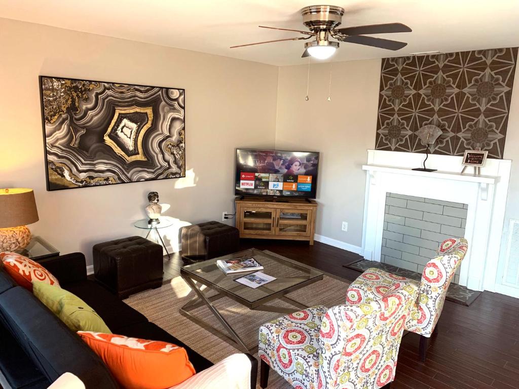 The Orange Door-Sleeps 10 image