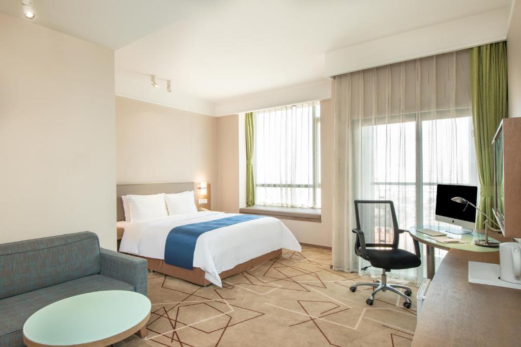 Двухместный (Улучшенный номер с кроватью размера «king-size»), Holiday Inn Express Chengdu West Gate