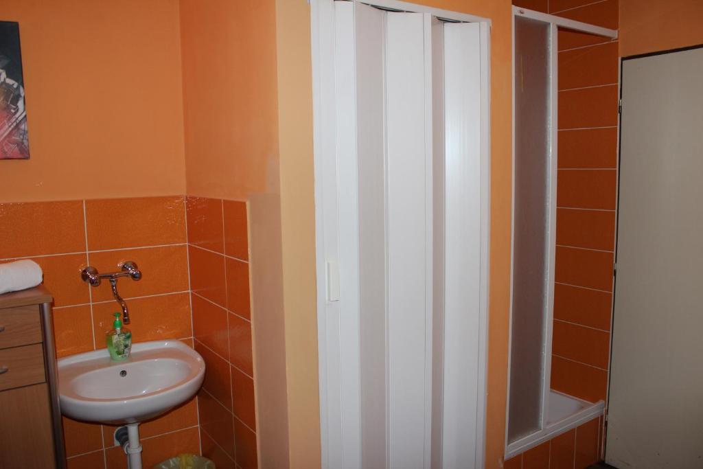 Трехместный (Трехместный номер с основными удобствами), Hotel Intourist Praha