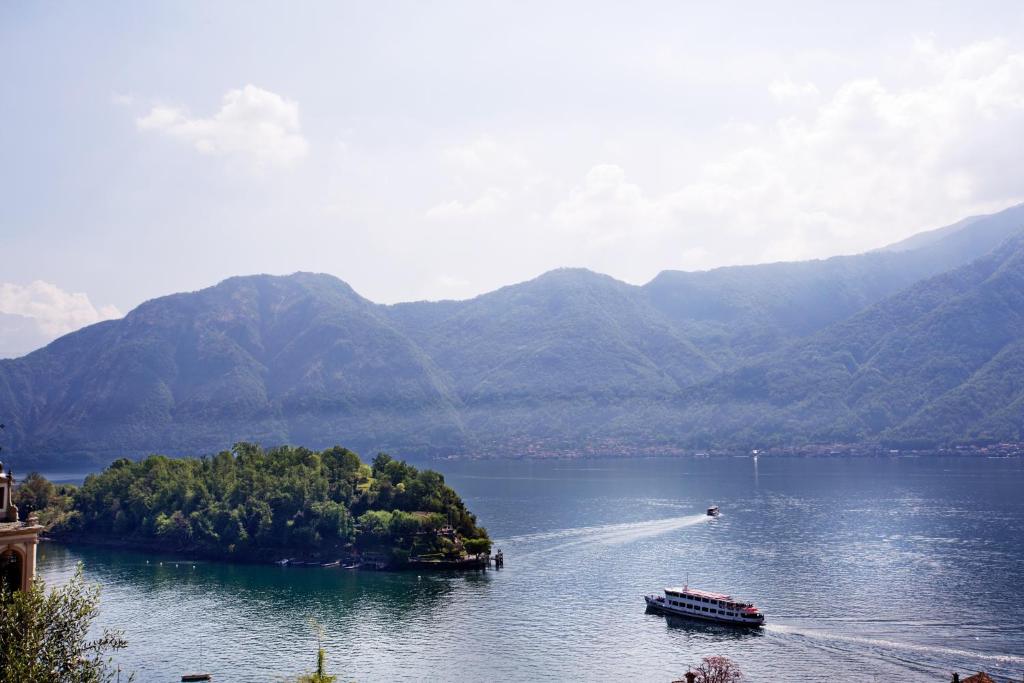 Apartment 5 - Overlooking Isola Comacina. Spacious living ideal for families of up to 10 photo 4