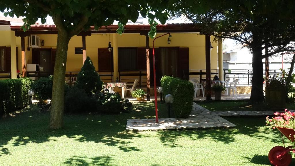 Garden beach house photo 3