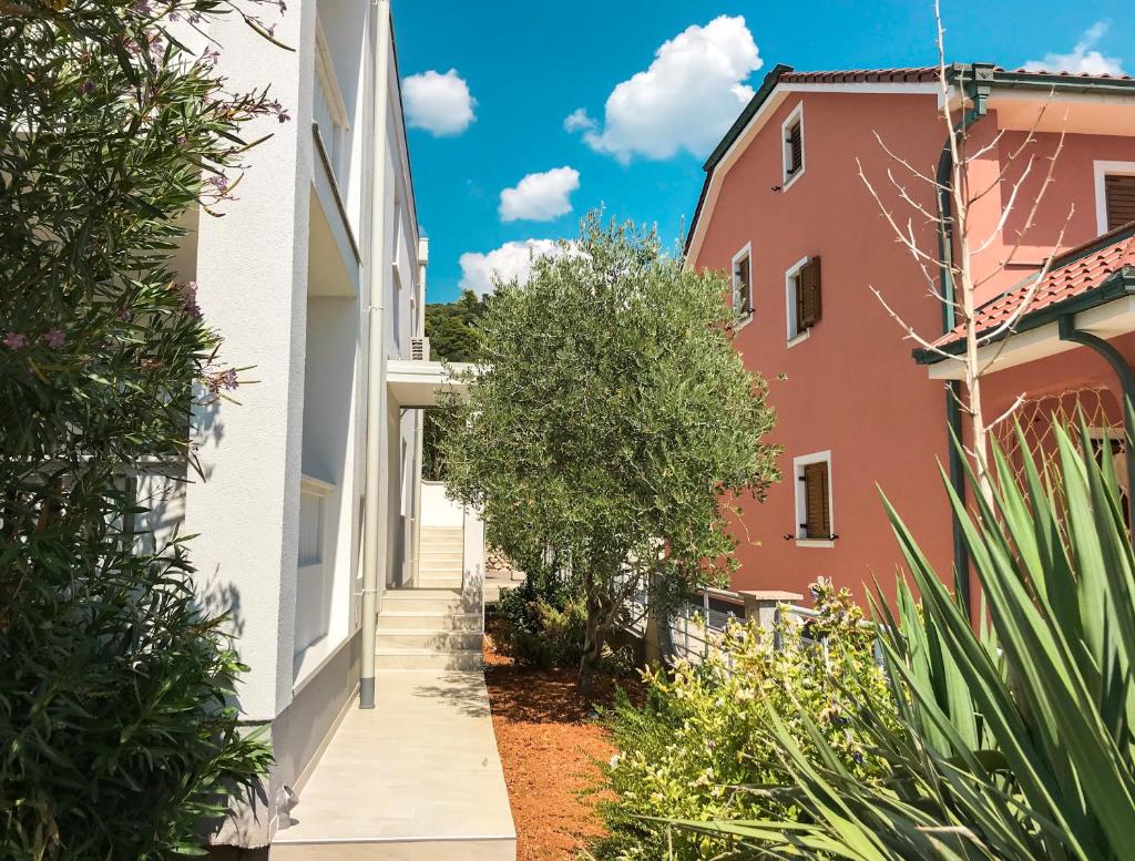 MR. HALL Apartments photo 4