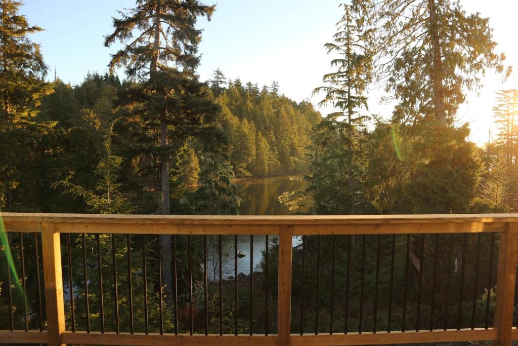 Le Chalet Waterfront Retreat photo 3