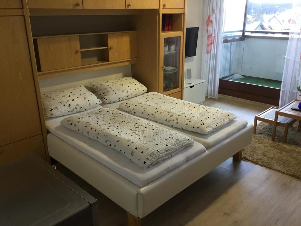 Gemütliche 1Z FeWo in Schönwald mit Balkon, Schwimmbad, Sauna, Fitness