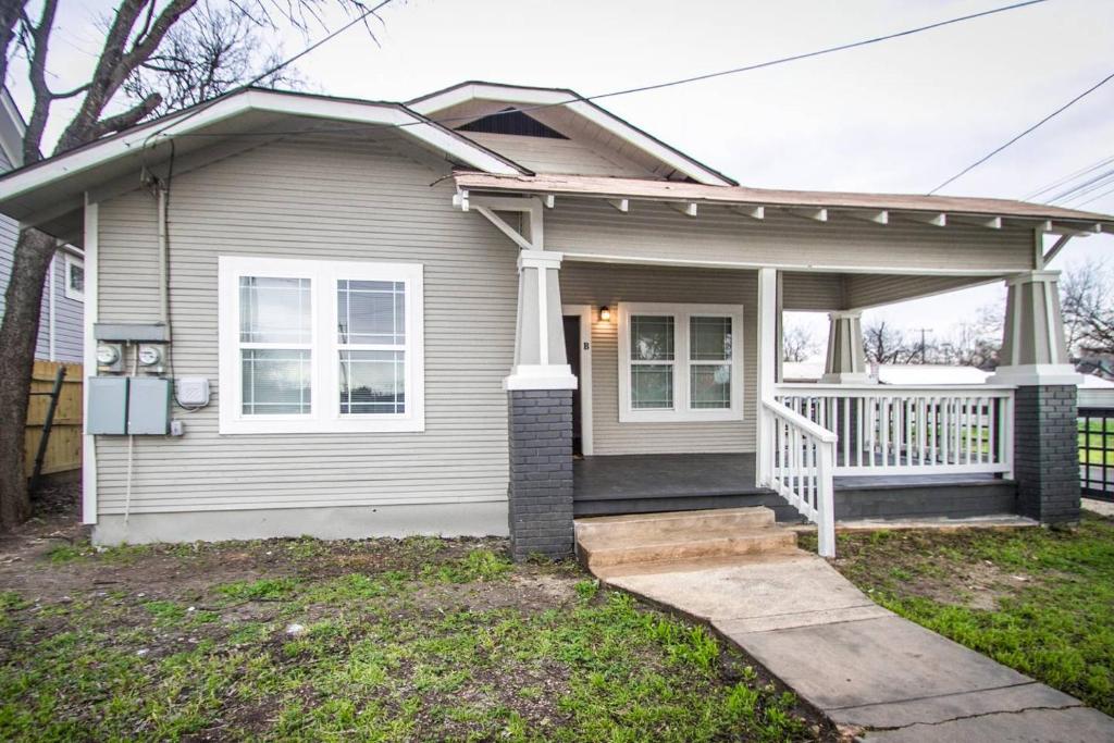 Renovated 2BR Near Downtown SA image