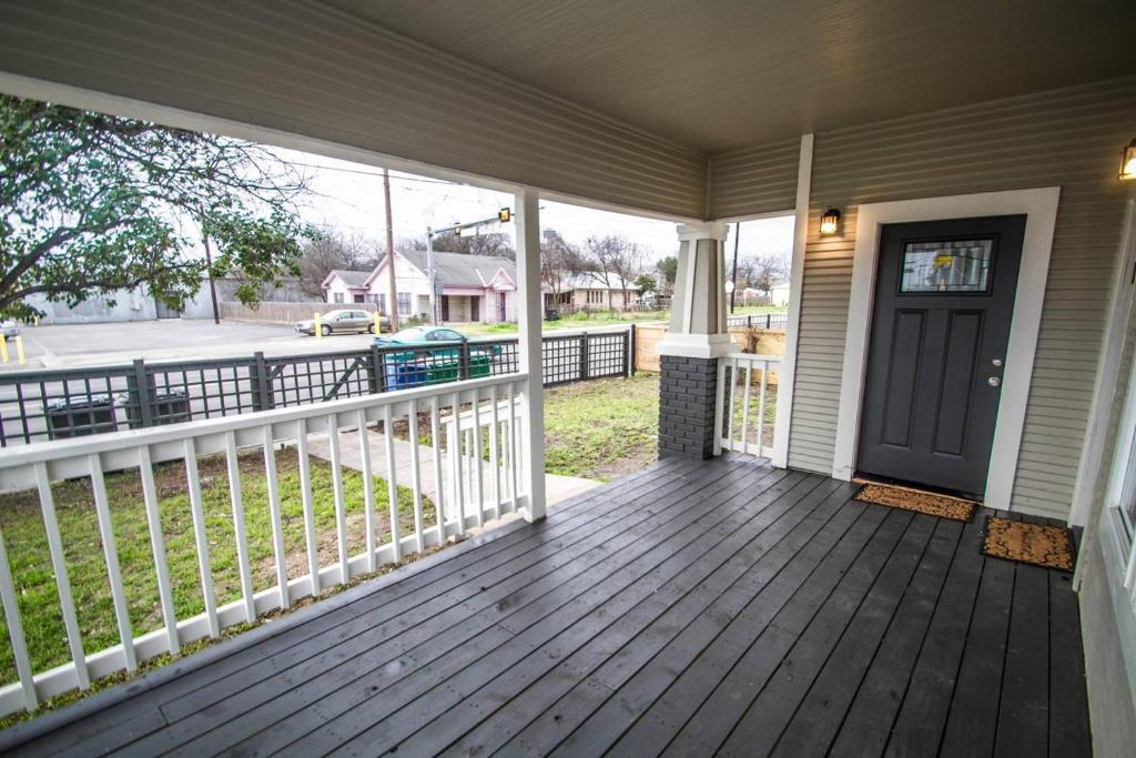 Hackberry St #A Renovated 2BR/2BA Near Downtown image