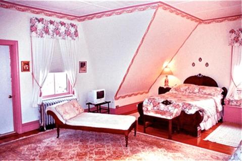 Whistler's Inn photo 2