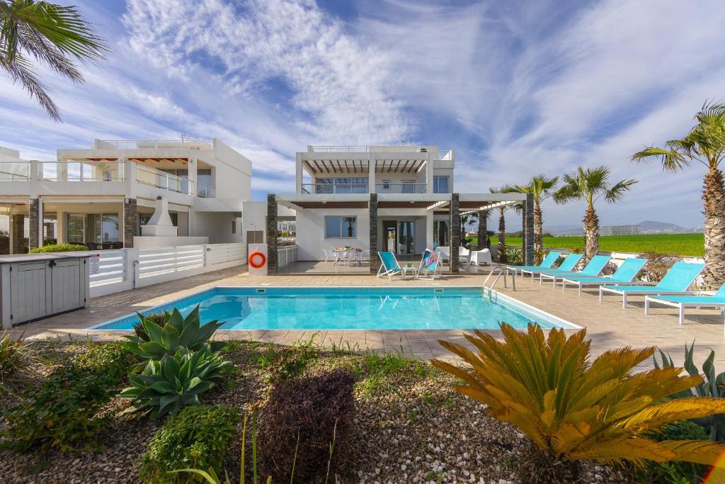 Faros BeachFront Villa photo 1
