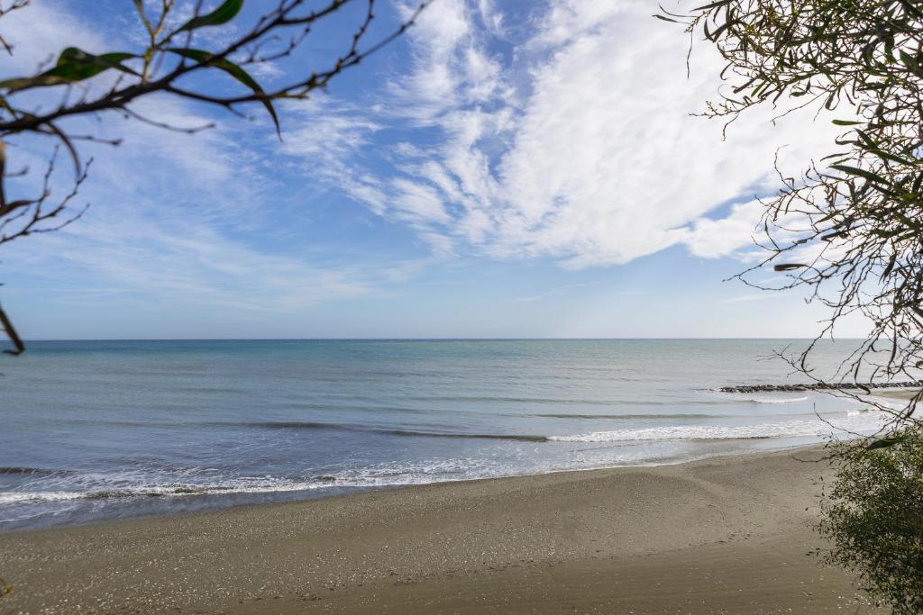 Faros BeachFront Villa photo 3