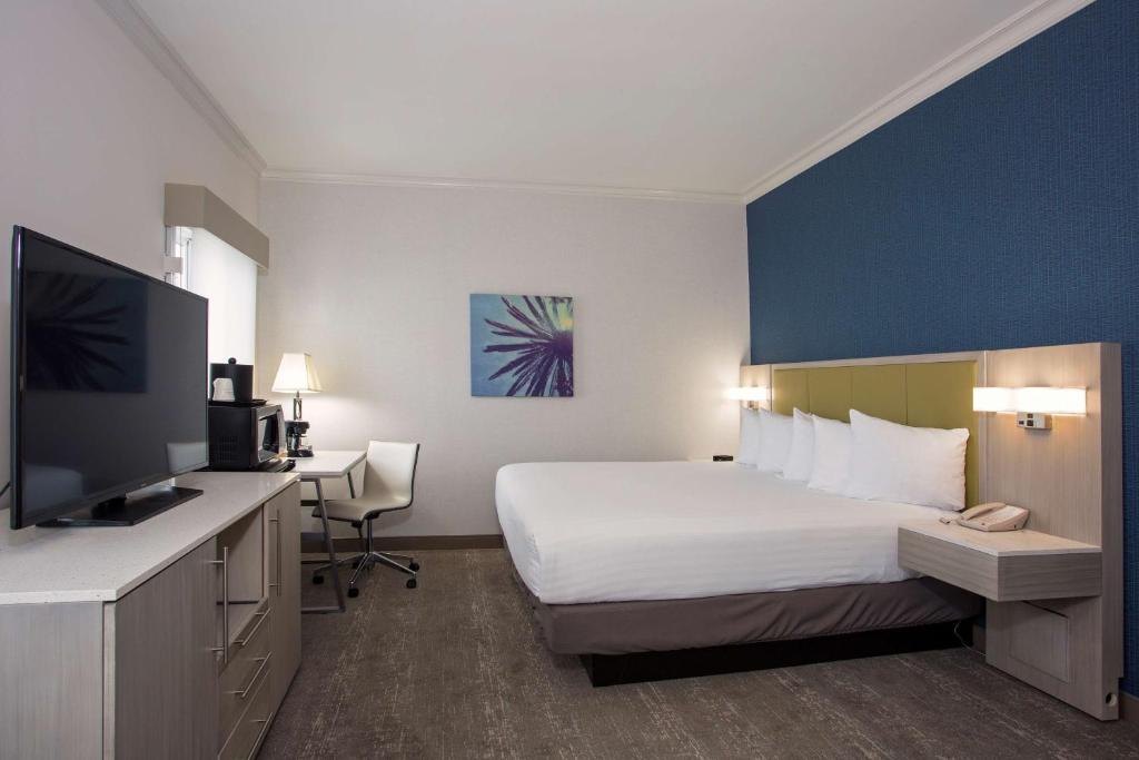 Двухместный (Номер с кроватью размера «king-size»), SureStay Hotel by Best Western Santa Monica