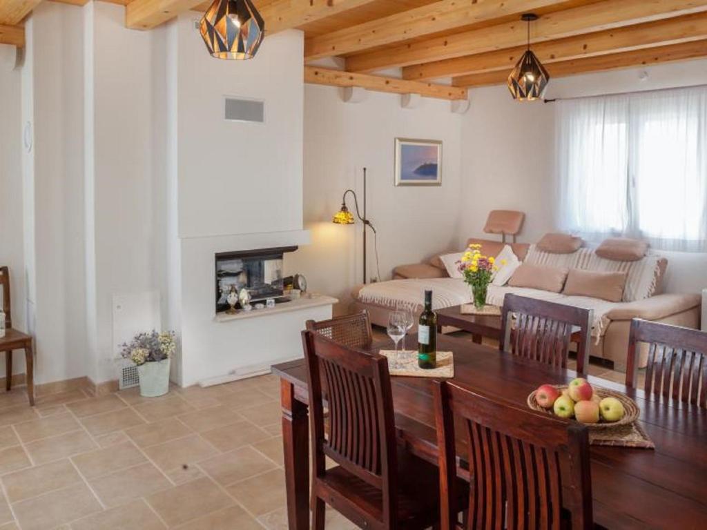 Luxurious Holiday Home in Makarska with Jacuzzi photo 4