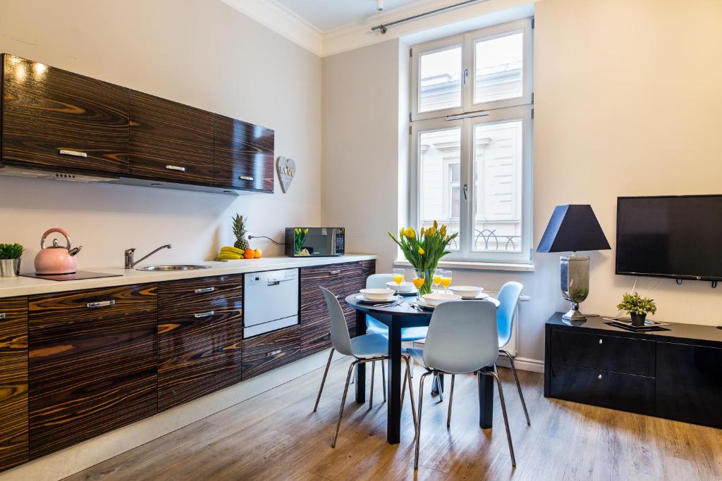 Сьюит (Улучшенный люкс с кроватью размера «king-size»), Cracow Rentals-Zacisze