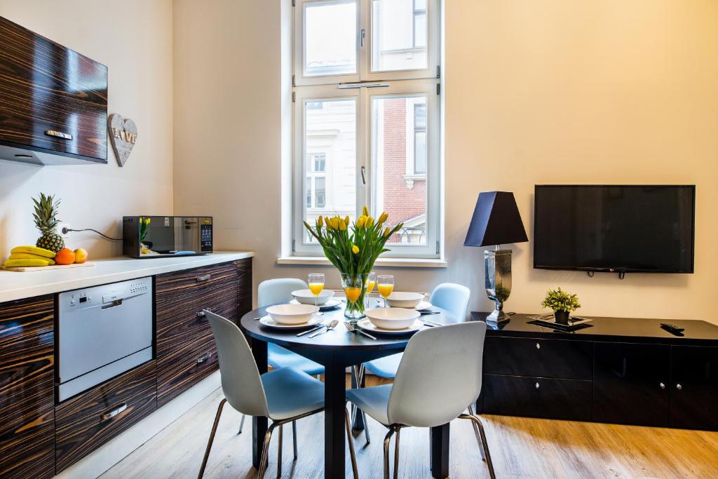 Сьюит (Улучшенный люкс с кроватью размера «king-size»), Cracow Rentals-Zacisze