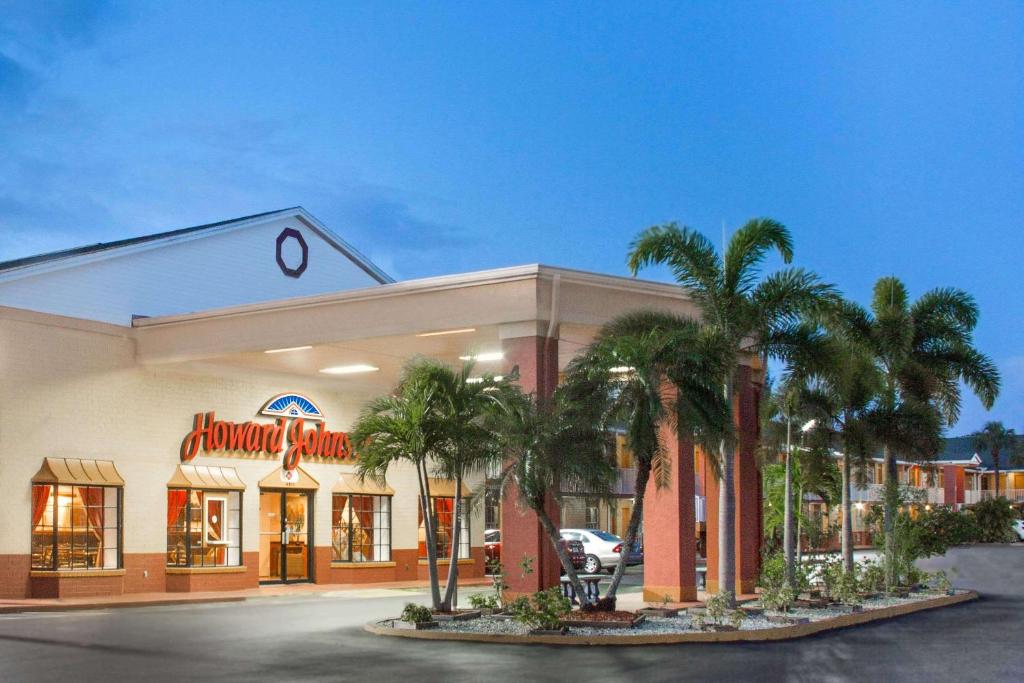 Howard Johnson by Wyndham Ft. Myers FL image