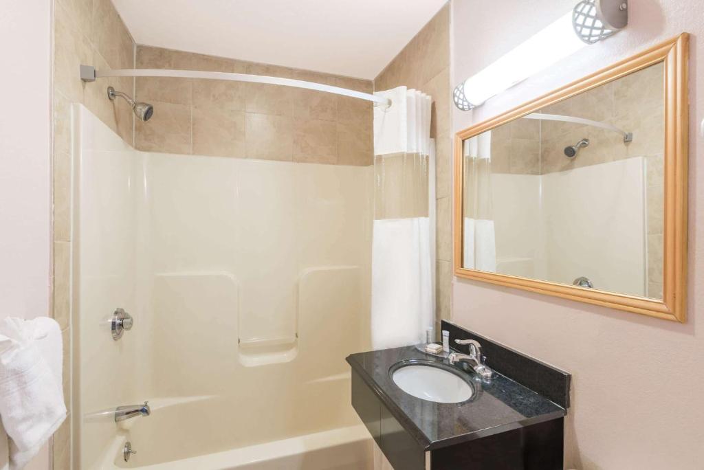 Howard Johnson by Wyndham Springfield photo 4