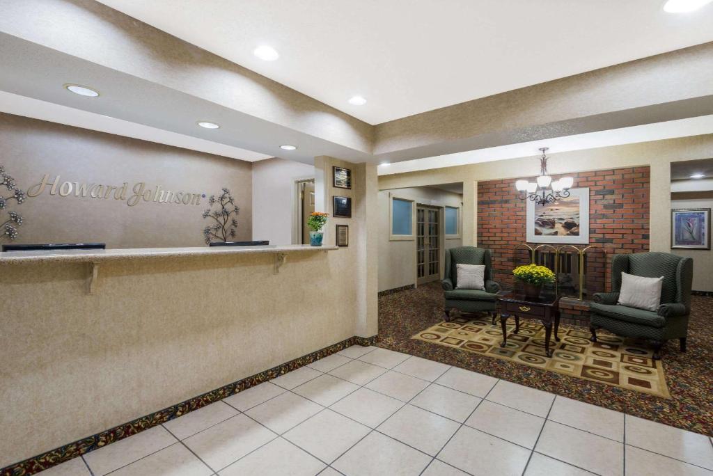 Howard Johnson by Wyndham Springfield photo 2