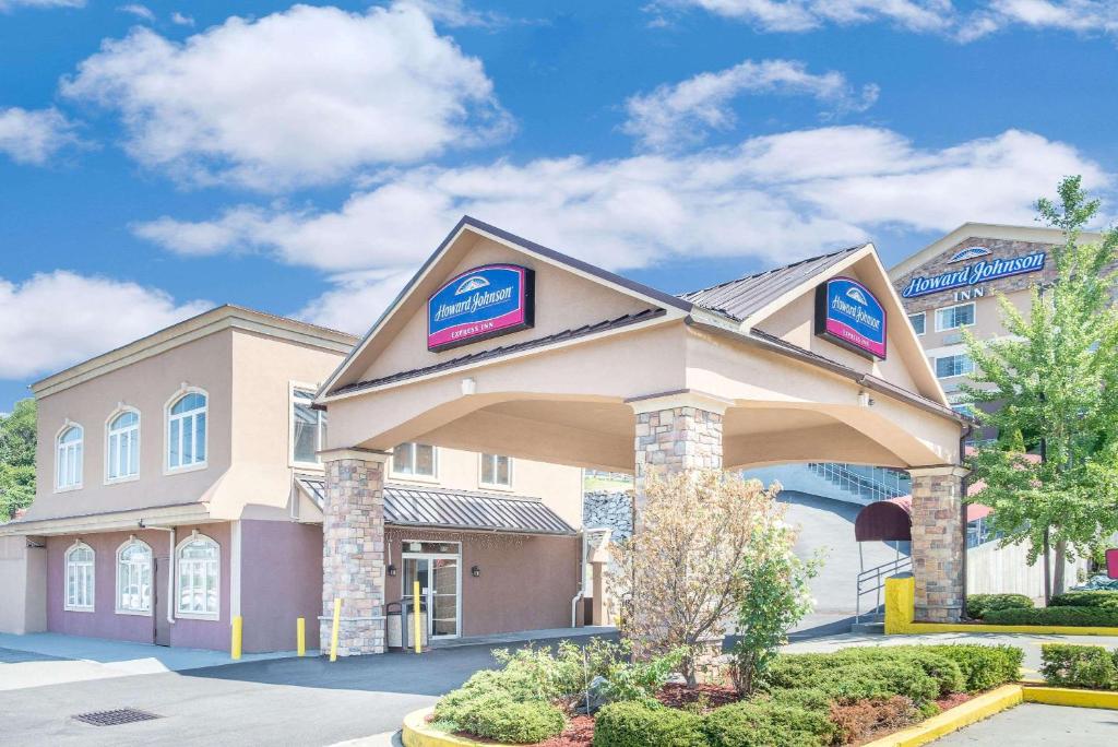 Howard Johnson by Wyndham North Bergen image