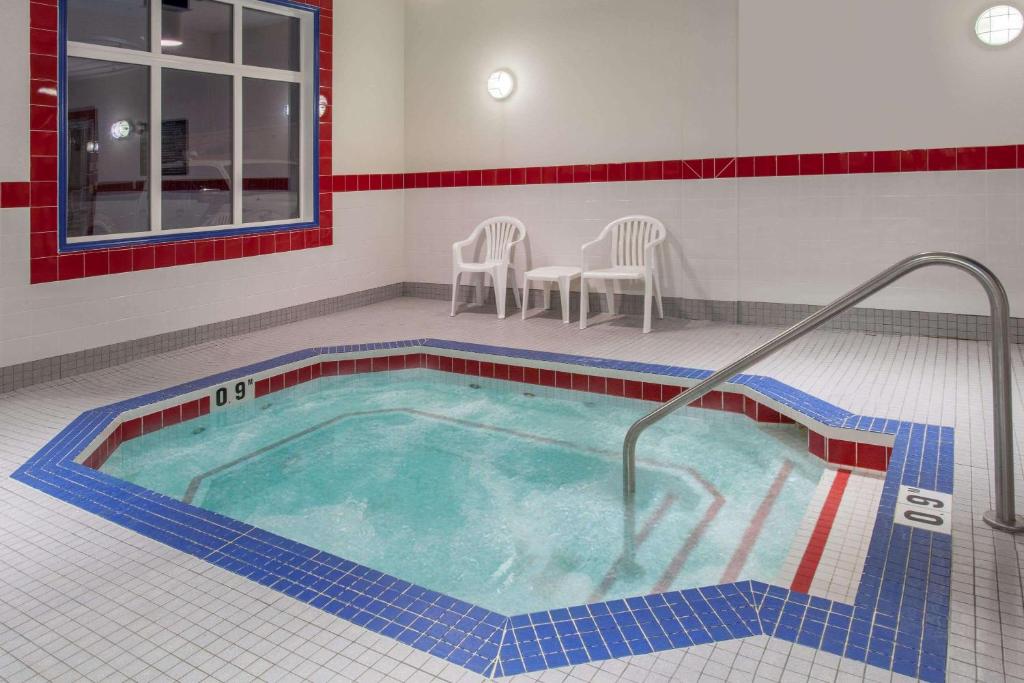 Ramada by Wyndham Brooks photo 2