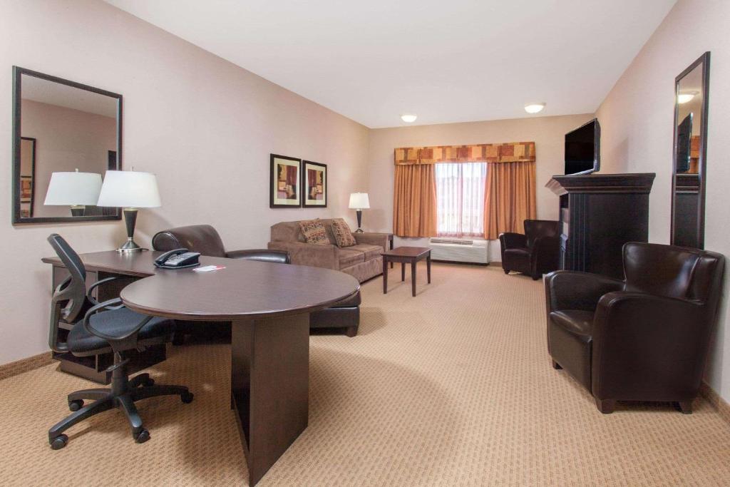 Ramada by Wyndham Brooks photo 3