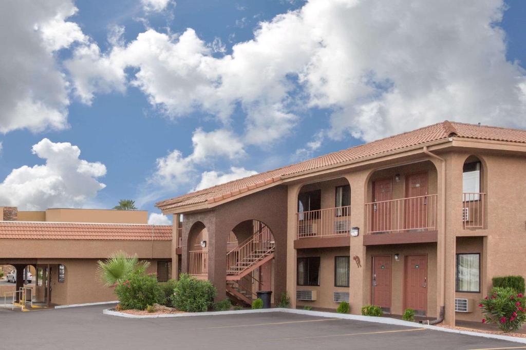 Howard Johnson Hotel & Suites by Wyndham St. George image