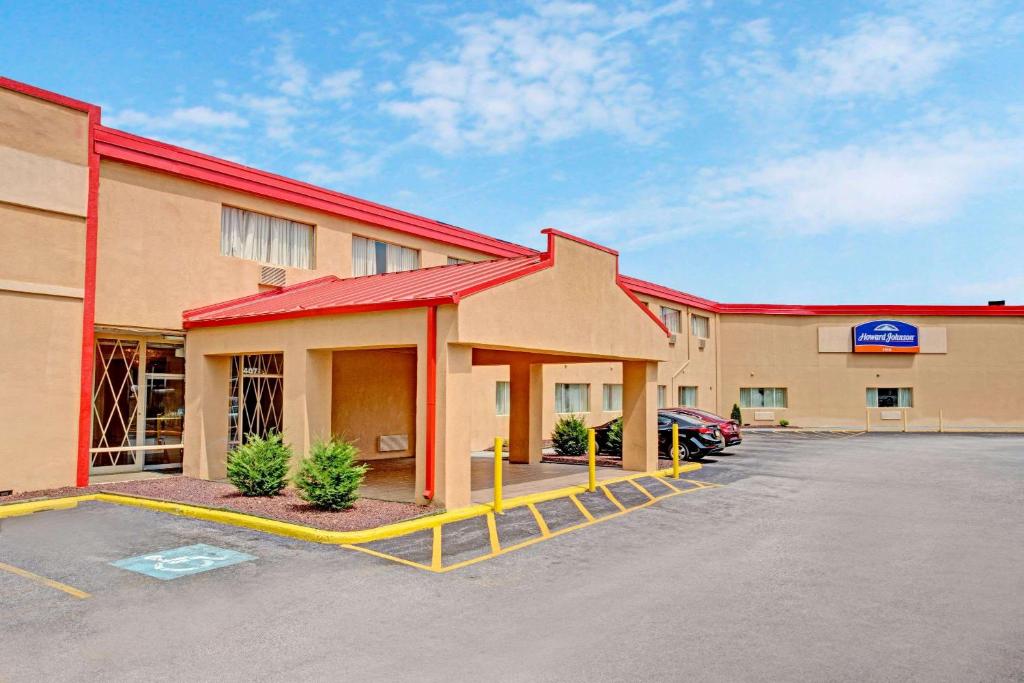 Howard Johnson by Wyndham Pikesville image
