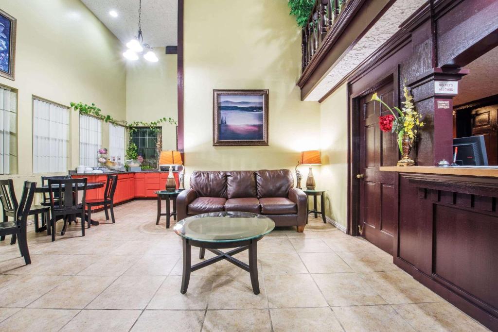 Howard Johnson by Wyndham San Marcos image