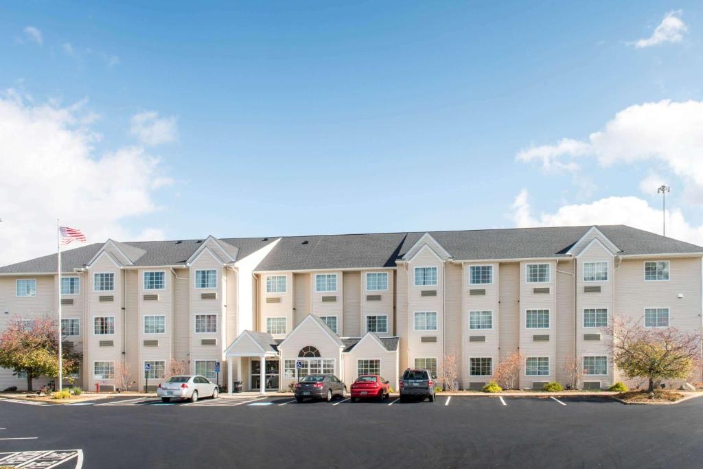 Microtel Inn & Suites by Wyndham North Canton image