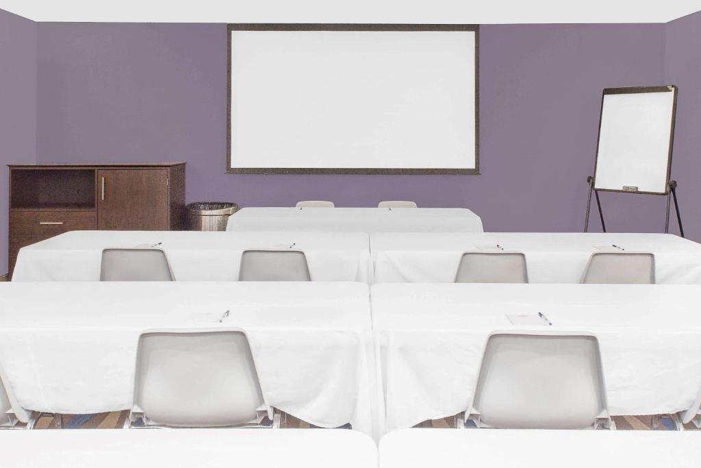 MICROTEL Inn and Suites - Ames photo 4