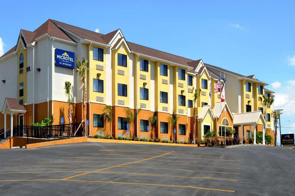 Microtel Inn & Suites by Wyndham New Braunfels image
