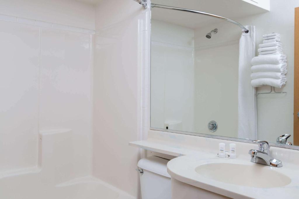 Baymont Inn & Suites by Wyndham Anchorage Airport image