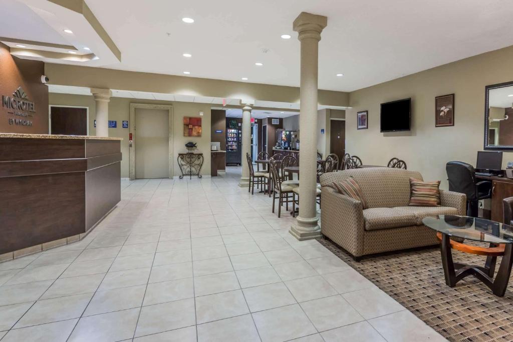 Microtel Inn & Suites by Wyndham Jacksonville Airport photo 3