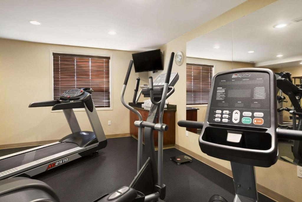 Ramada by Wyndham Edson photo 2