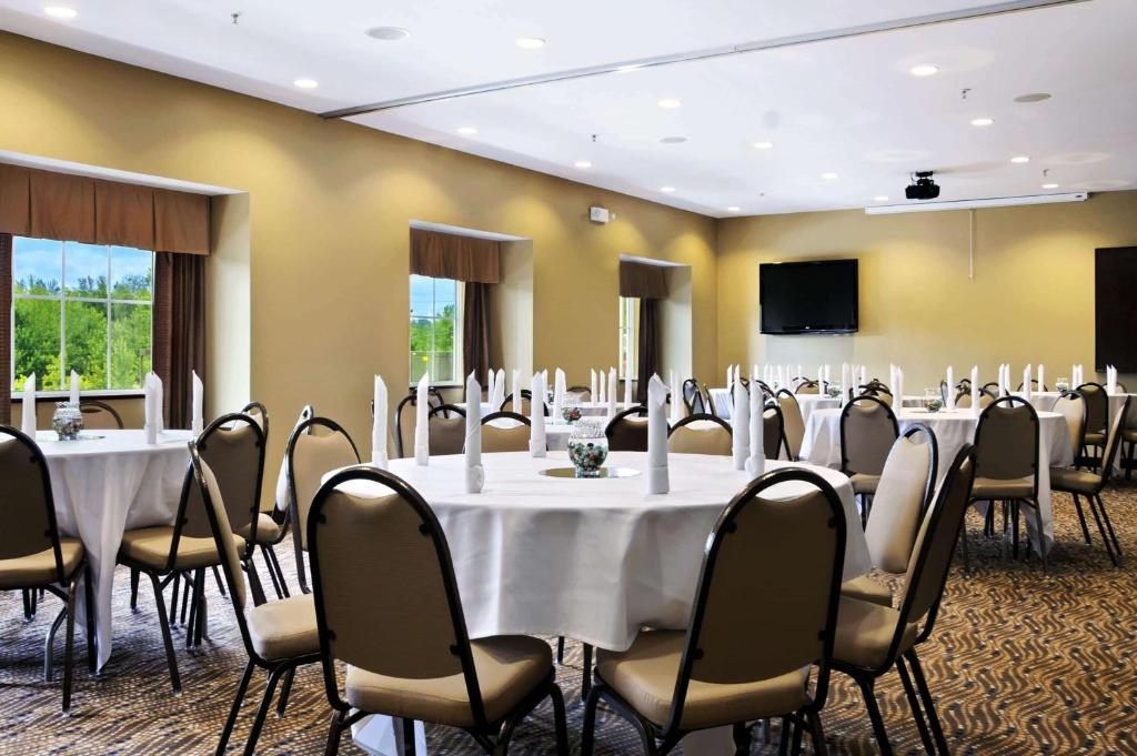 Microtel Inn & Suites by Wyndham Marietta image