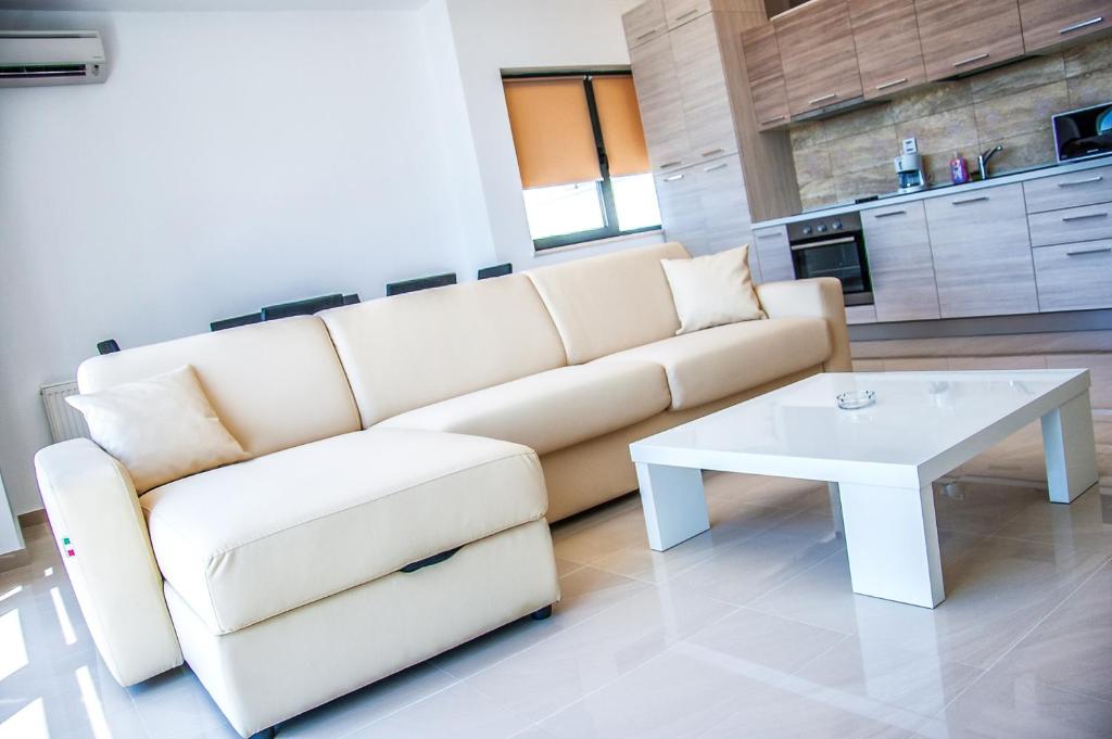 Апартаменты (One-Bedroom Apartment with Promenade View), Riviera Residence Apartments