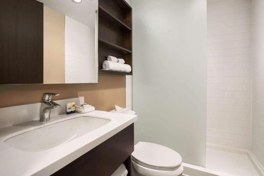 Microtel Inn & Suites by Wyndham Blackfalds photo 4