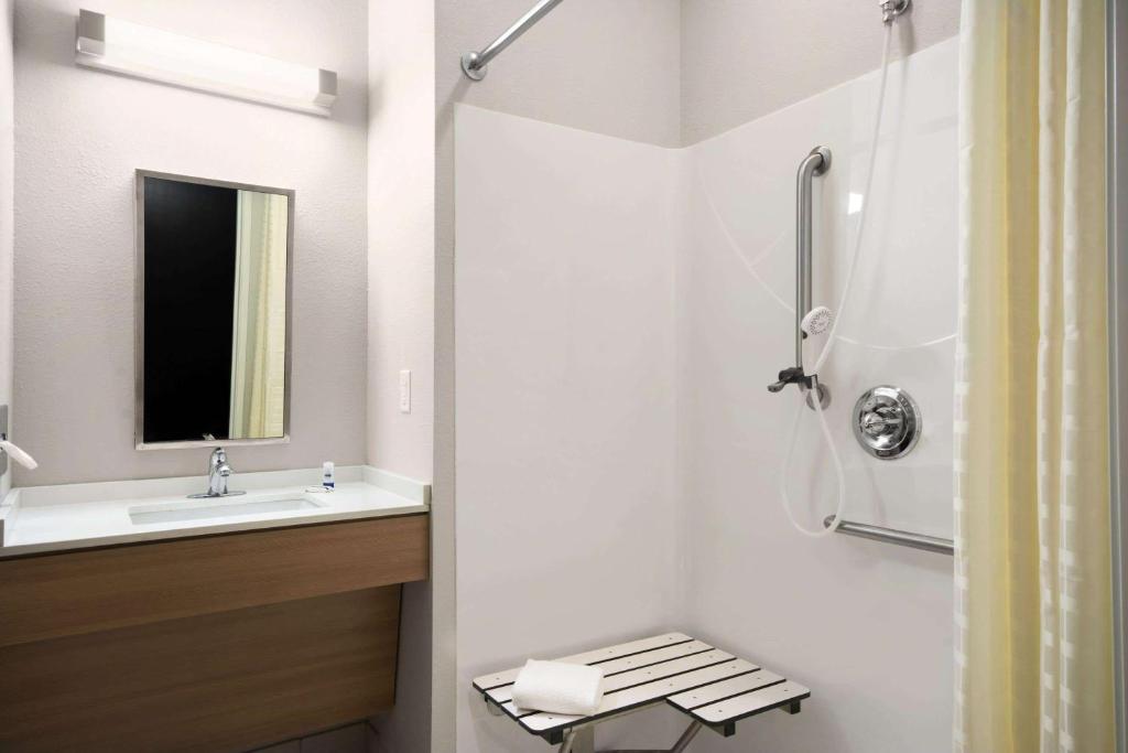 Microtel Inn & Suites by Wyndham photo 3