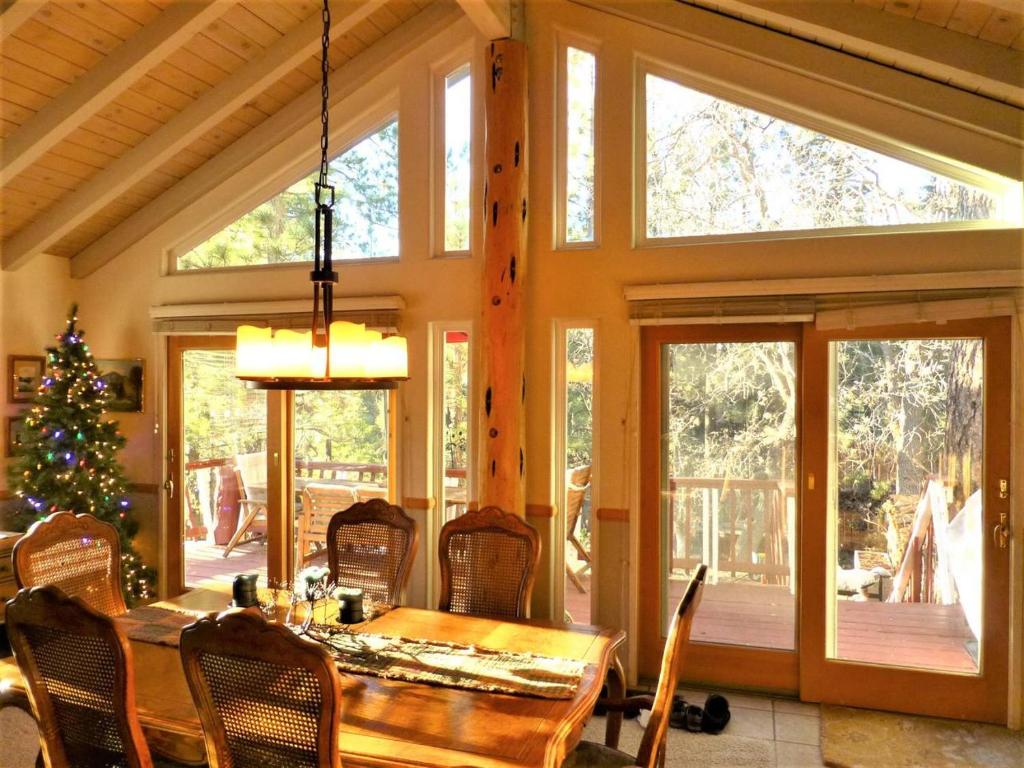 Dream Getaway-Secluded Hot Spa-Walk to Village-Walk to Free Snow Play Area-Plus King Bed! image