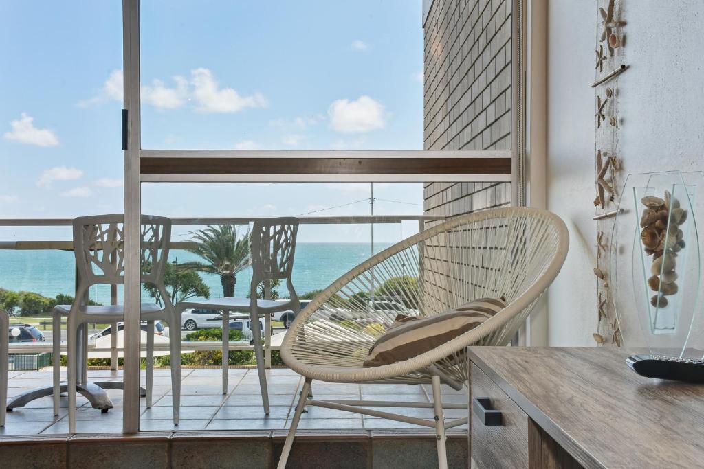 2 Bedroom Top Floor Unit - Ocean Views and Pool photo 2