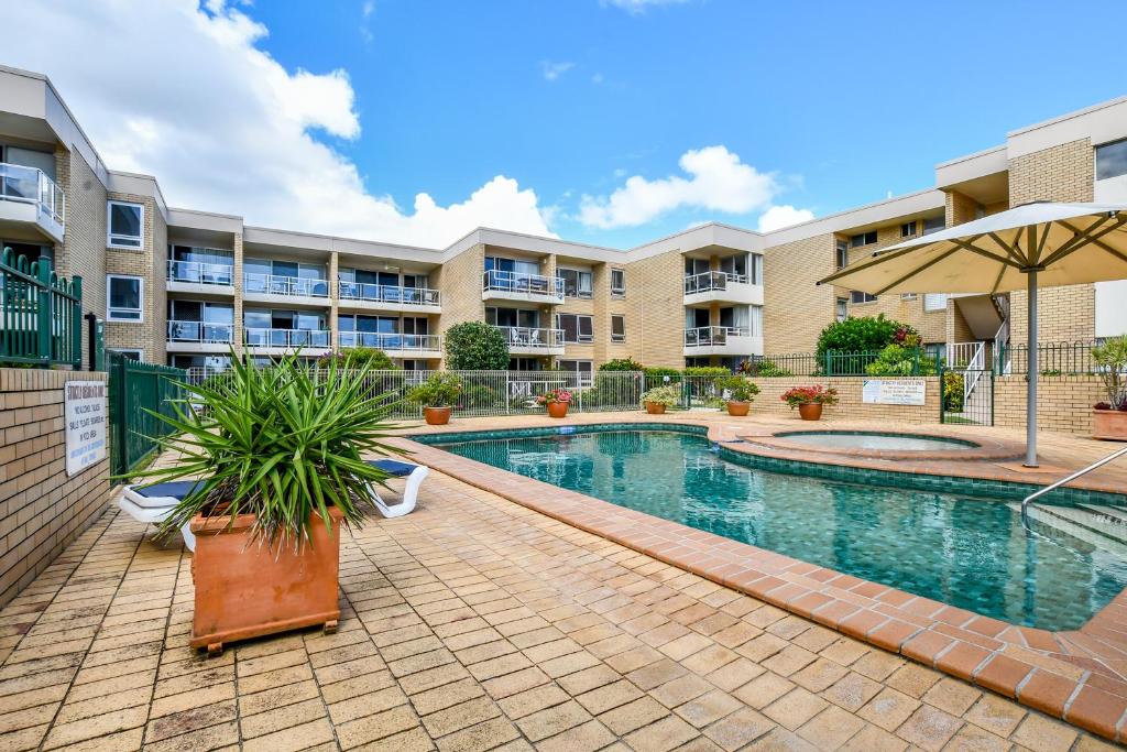 2 Bedroom Top Floor Unit - Ocean Views and Pool photo 3