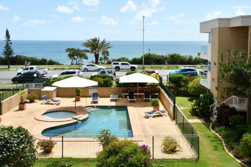 2 Bedroom Top Floor Unit - Ocean Views and Pool photo 4