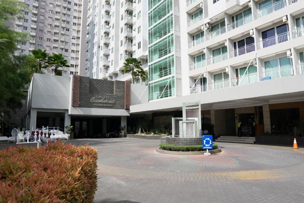 2BR Apartment with Private Bathtub at Galeri Ciumbuleuit 1 By Travelio