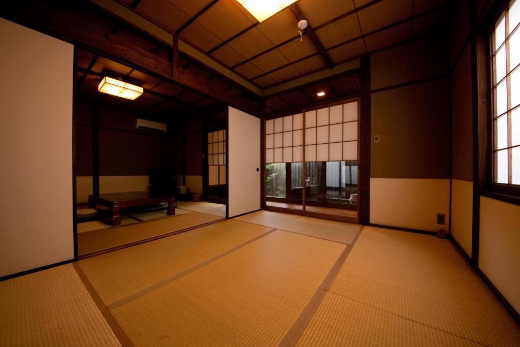Yufuin Gettouan photo 1