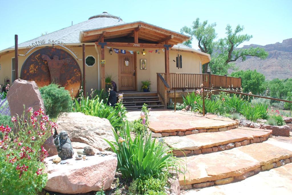 Red Moon Lodge image