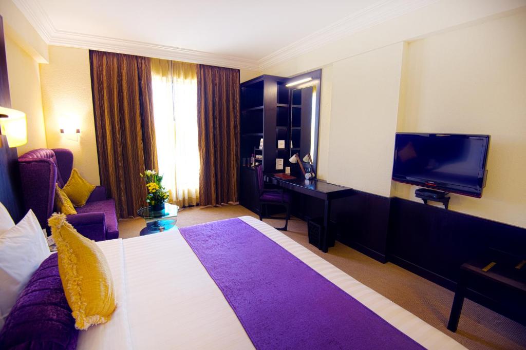 Двухместный (Staycation Package Deluxe Room with Breakfast, Lunch or Dinner & 24 Hours Check-in & Check-out & 25% Discount on Food), Sterlings Mac Hotel